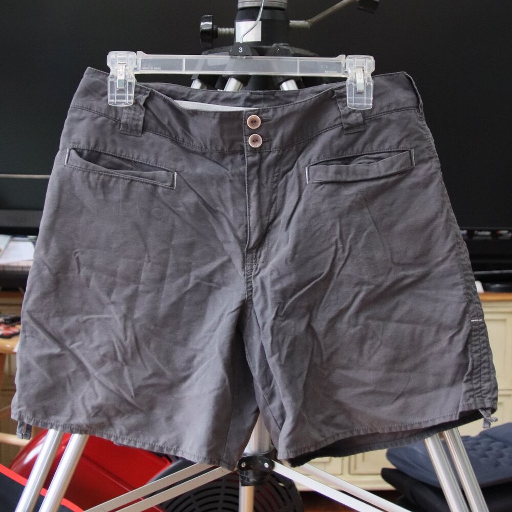 White Sierra Women's shorts.  Size 6